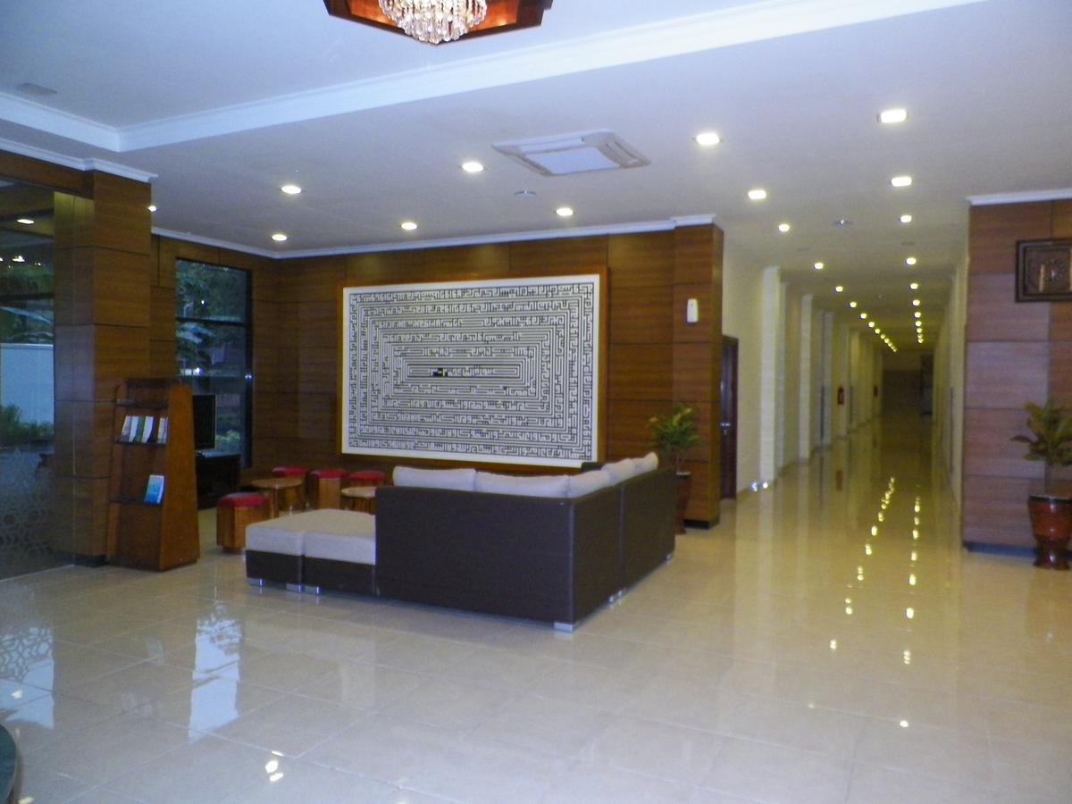 Multazam Hotel Solo Exterior foto