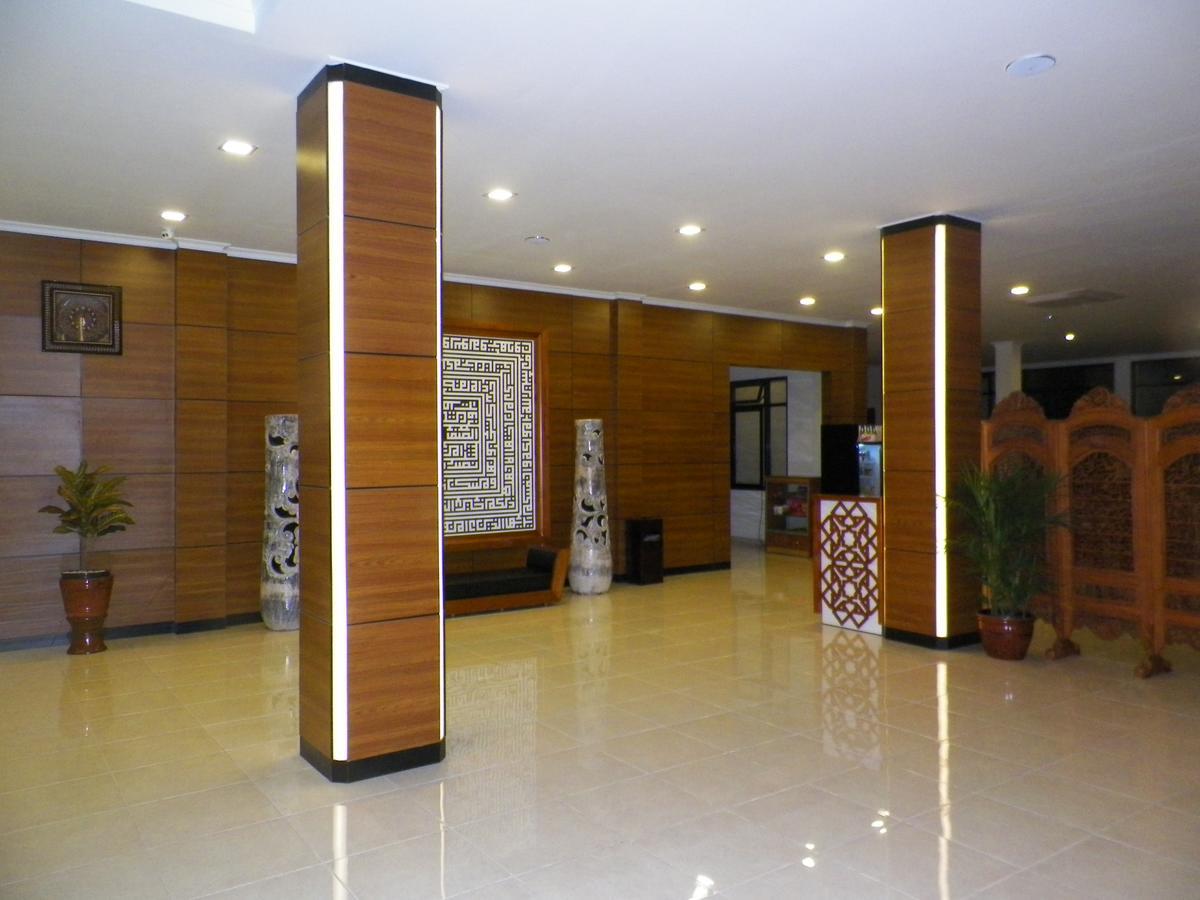 Multazam Hotel Solo Exterior foto